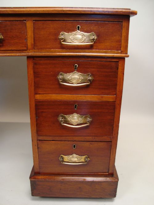 AN ATTRACTIVE EDWARDIAN WALNUT PEDESTAL DESK - ADDITIONAL PHOTO 5