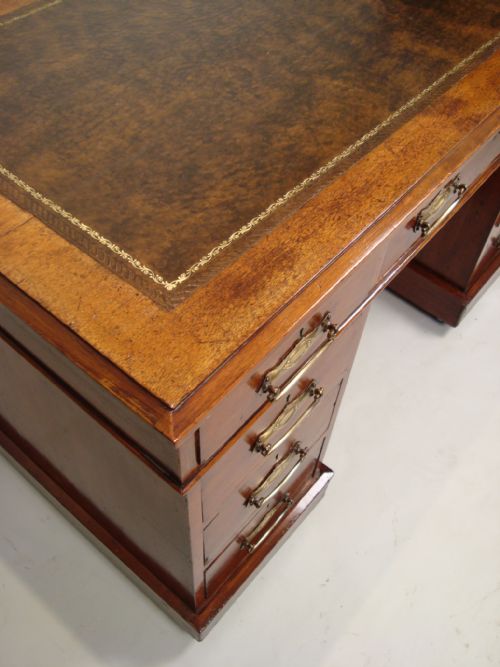 AN ATTRACTIVE EDWARDIAN WALNUT PEDESTAL DESK - ADDITIONAL PHOTO 6