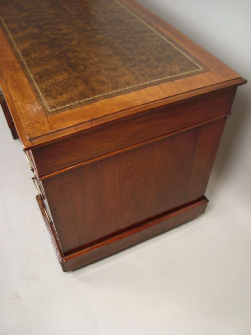 AN ATTRACTIVE EDWARDIAN WALNUT PEDESTAL DESK - ADDITIONAL PHOTO 7