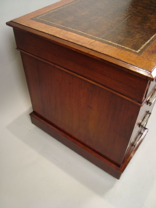 AN ATTRACTIVE EDWARDIAN WALNUT PEDESTAL DESK - ADDITIONAL PHOTO 8