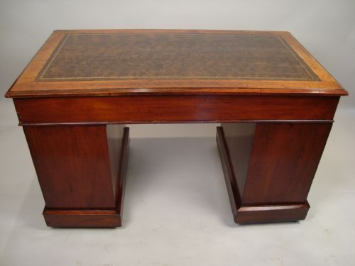 AN ATTRACTIVE EDWARDIAN WALNUT PEDESTAL DESK - ADDITIONAL PHOTO 9