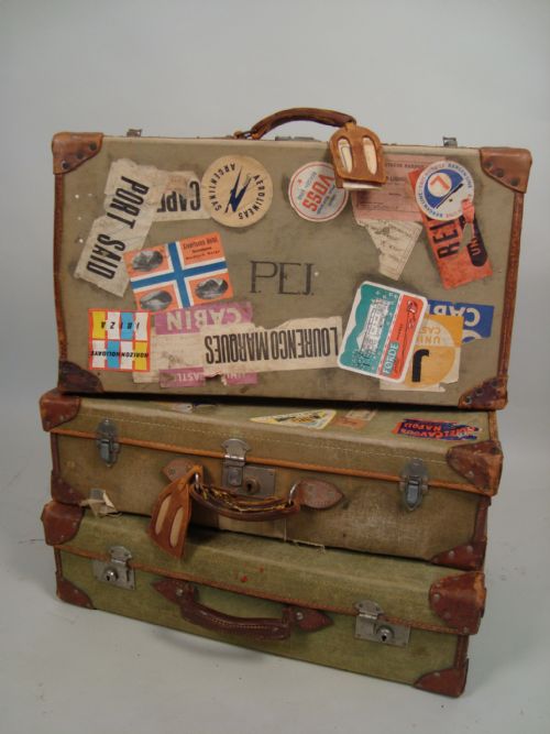 A VINTAGE SET OF SUITCASES LUGGAGE - ADDITIONAL PHOTO 1
