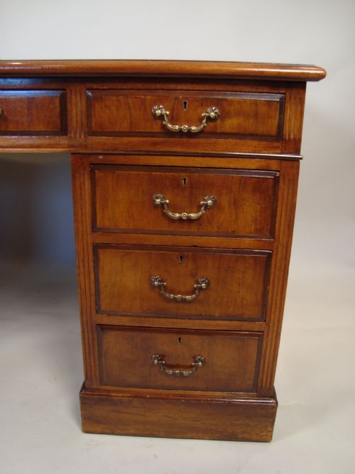 A HANDSOME LARGE EDWARDIAN WRITING DESK - ADDITIONAL PHOTO 4