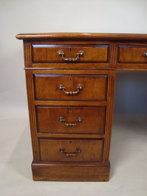 A HANDSOME LARGE EDWARDIAN WRITING DESK - ADDITIONAL PHOTO 5