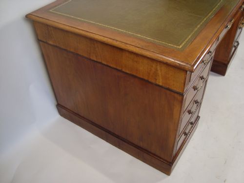 A HANDSOME LARGE EDWARDIAN WRITING DESK - ADDITIONAL PHOTO 6