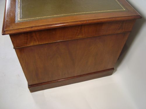 A HANDSOME LARGE EDWARDIAN WRITING DESK - ADDITIONAL PHOTO 7