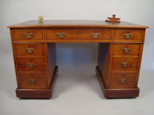 A FINE EDWARDIAN WALNUT PEDESTAL DESK - ADDITIONAL PHOTO 1