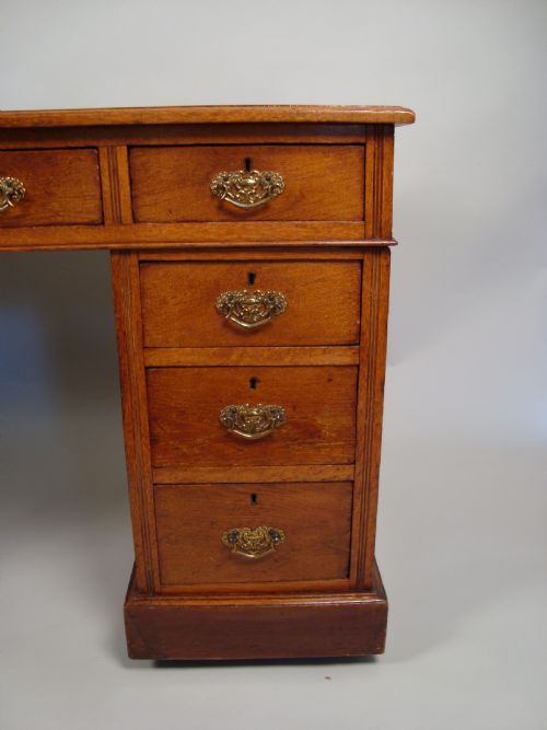 A FINE EDWARDIAN WALNUT PEDESTAL DESK - ADDITIONAL PHOTO 2