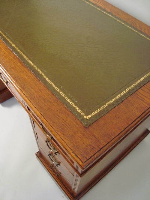 A FINE EDWARDIAN WALNUT PEDESTAL DESK - ADDITIONAL PHOTO 3
