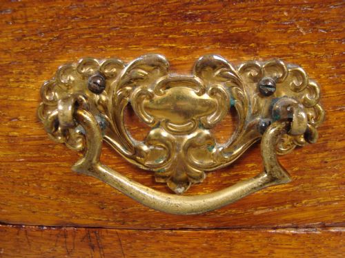 A FINE EDWARDIAN WALNUT PEDESTAL DESK - ADDITIONAL PHOTO 4