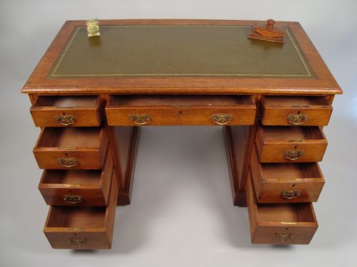 A FINE EDWARDIAN WALNUT PEDESTAL DESK - ADDITIONAL PHOTO 5