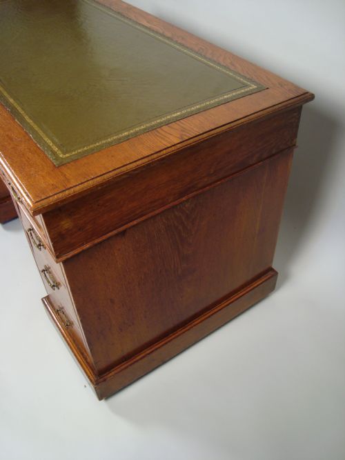 A FINE EDWARDIAN WALNUT PEDESTAL DESK - ADDITIONAL PHOTO 6