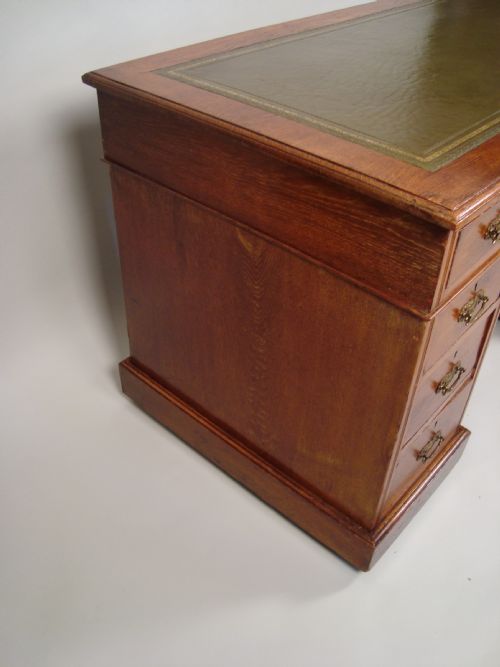 A FINE EDWARDIAN WALNUT PEDESTAL DESK - ADDITIONAL PHOTO 7