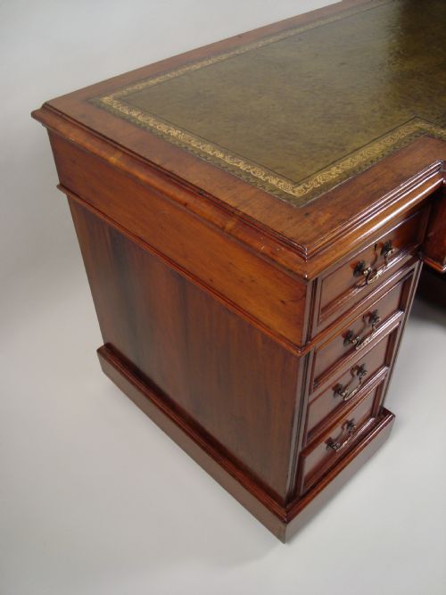 A SUPERIOR VICTORIAN BREAKFRONT PEDESTAL DESK - ADDITIONAL PHOTO 5