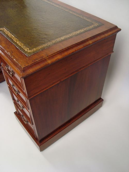 A SUPERIOR VICTORIAN BREAKFRONT PEDESTAL DESK - ADDITIONAL PHOTO 6