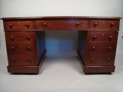 A MAGNIFICENT LARGE VICTORIAN PEDESTAL DESK - ADDITIONAL PHOTO 1