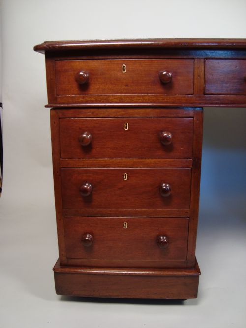 A MAGNIFICENT LARGE VICTORIAN PEDESTAL DESK - ADDITIONAL PHOTO 2