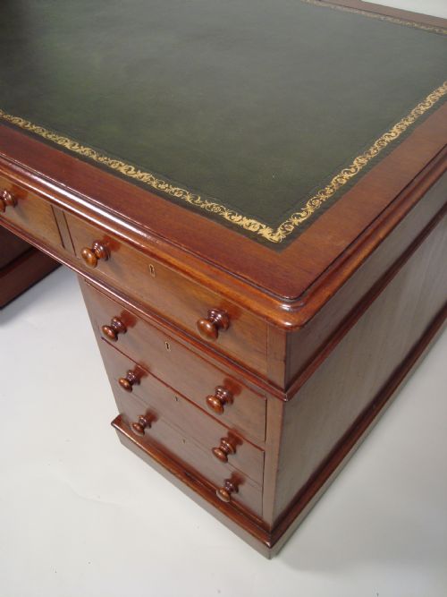A MAGNIFICENT LARGE VICTORIAN PEDESTAL DESK - ADDITIONAL PHOTO 3