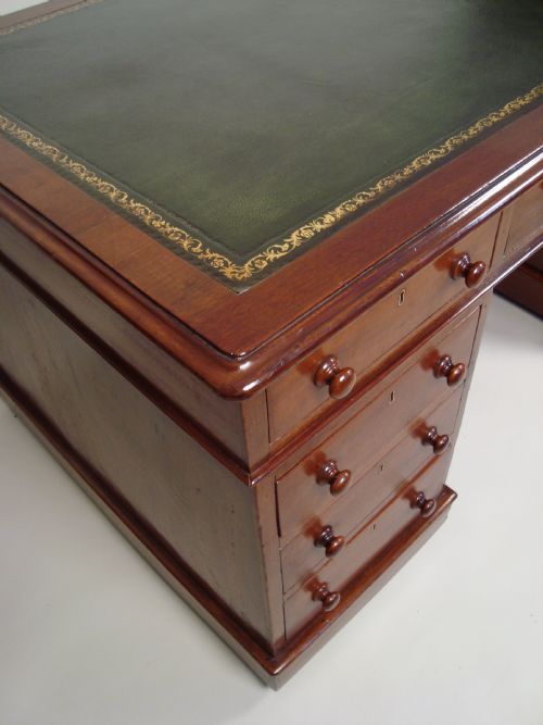 A MAGNIFICENT LARGE VICTORIAN PEDESTAL DESK - ADDITIONAL PHOTO 4