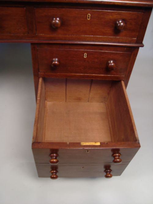 A MAGNIFICENT LARGE VICTORIAN PEDESTAL DESK - ADDITIONAL PHOTO 5
