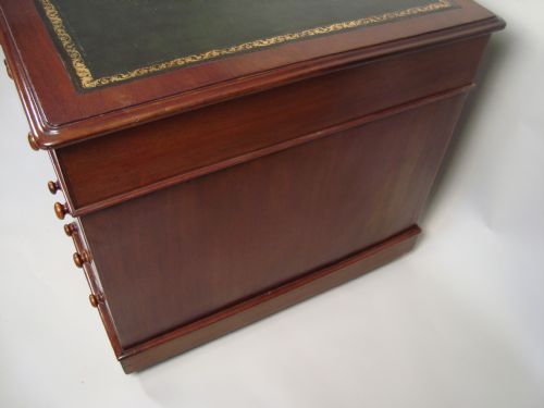 A MAGNIFICENT LARGE VICTORIAN PEDESTAL DESK - ADDITIONAL PHOTO 6
