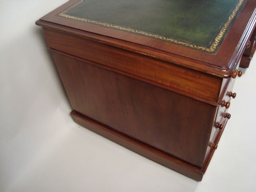 A MAGNIFICENT LARGE VICTORIAN PEDESTAL DESK - ADDITIONAL PHOTO 7