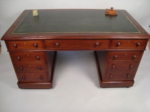 A MAGNIFICENT LARGE VICTORIAN PEDESTAL DESK - ADDITIONAL PHOTO 8