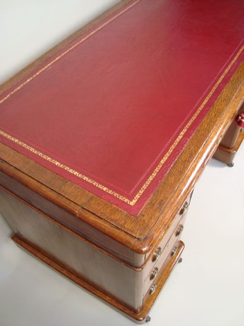 A QUALITY VICTORIAN GOLDEN OAK PEDESTAL DESK - ADDITIONAL PHOTO 2