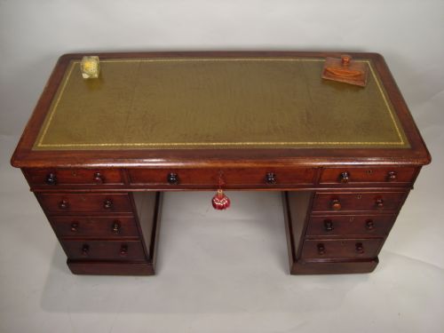 A VERY ATTRACTIVE VICTORIAN LARGE PEDESTAL DESK - ADDITIONAL PHOTO 1