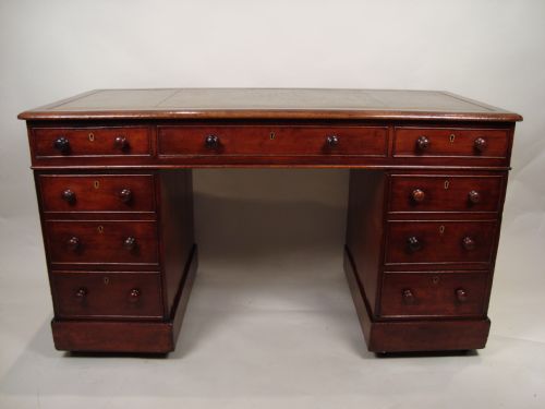 A VERY ATTRACTIVE VICTORIAN LARGE PEDESTAL DESK - ADDITIONAL PHOTO 3