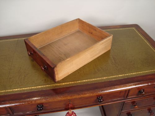 A VERY ATTRACTIVE VICTORIAN LARGE PEDESTAL DESK - ADDITIONAL PHOTO 4