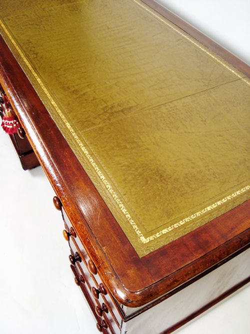 A VERY ATTRACTIVE VICTORIAN LARGE PEDESTAL DESK - ADDITIONAL PHOTO 5