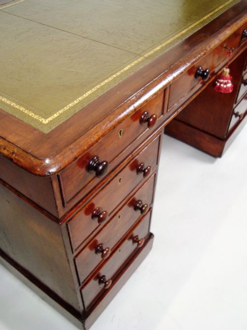 A VERY ATTRACTIVE VICTORIAN LARGE PEDESTAL DESK - ADDITIONAL PHOTO 6