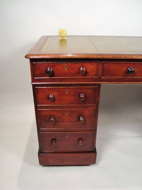 A VERY ATTRACTIVE VICTORIAN LARGE PEDESTAL DESK - ADDITIONAL PHOTO 7