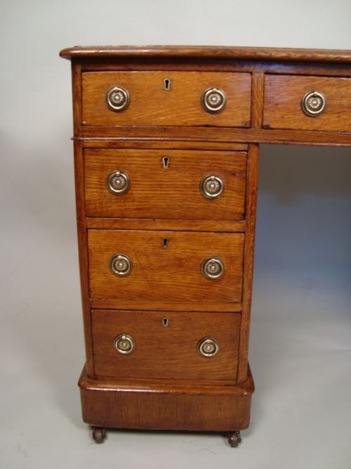 A QUALITY VICTORIAN GOLDEN OAK PEDESTAL DESK - ADDITIONAL PHOTO 2
