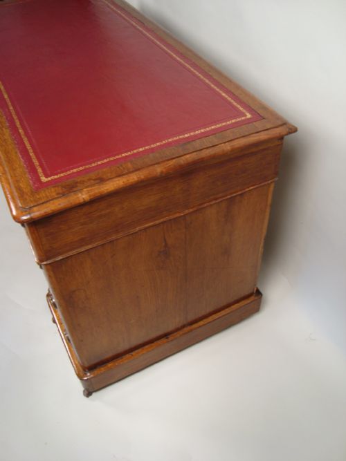 A QUALITY VICTORIAN GOLDEN OAK PEDESTAL DESK - ADDITIONAL PHOTO 4