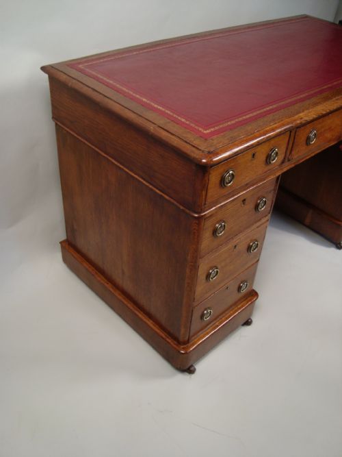 A QUALITY VICTORIAN GOLDEN OAK PEDESTAL DESK - ADDITIONAL PHOTO 5