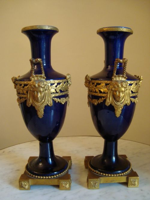 AN ELEGANT PAIR OF EARLY 19THC VASES - ADDITIONAL PHOTO 1
