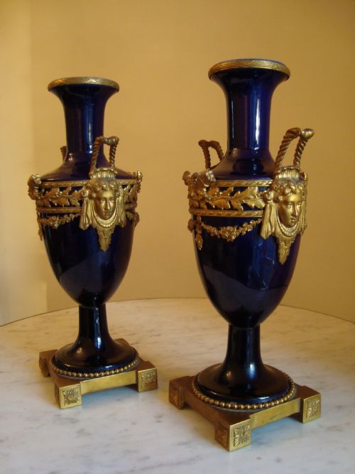 AN ELEGANT PAIR OF EARLY 19THC VASES - ADDITIONAL PHOTO 2