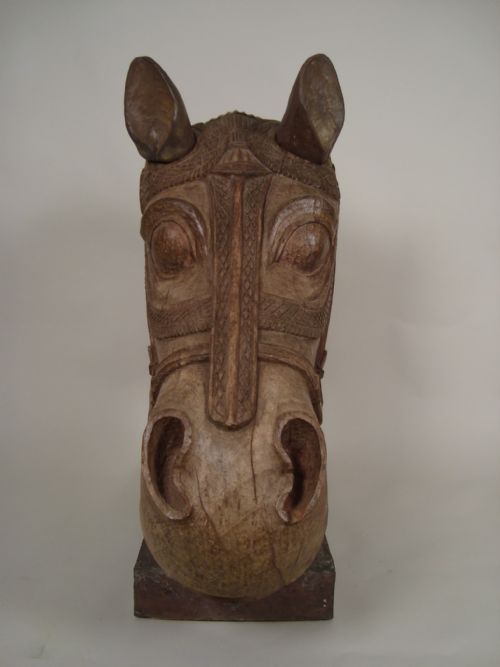 A VERY IMPRESSIVE LARGE MOUNTED HORSES HEAD CIRCA 1860 - ADDITIONAL PHOTO 1