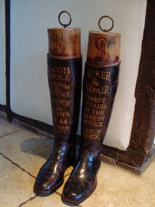 AN EXCEPTIONAL PAIR OF DECORATIVE 19C RIDING BOOTS - ADDITIONAL PHOTO 4