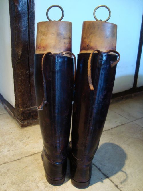 AN EXCEPTIONAL PAIR OF DECORATIVE 19C RIDING BOOTS - ADDITIONAL PHOTO 5
