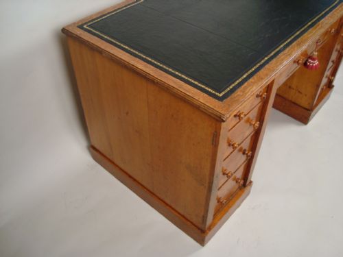 A QUALITY LARGE VICTORIAN OAK DESK WITH 'WELLINGTON CHEST' LOCKING SYSTEM - ADDITIONAL PHOTO 3