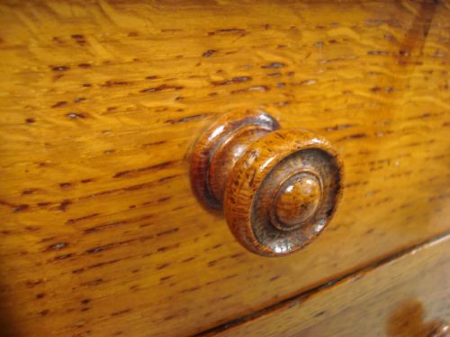 A QUALITY LARGE VICTORIAN OAK DESK WITH 'WELLINGTON CHEST' LOCKING SYSTEM - ADDITIONAL PHOTO 5
