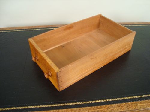 A QUALITY LARGE VICTORIAN OAK DESK WITH 'WELLINGTON CHEST' LOCKING SYSTEM - ADDITIONAL PHOTO 6