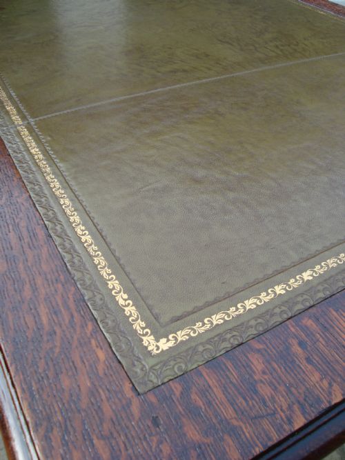 A ELEGANT LARGE EDWARDIAN OAK WRITING TABLE - ADDITIONAL PHOTO 3