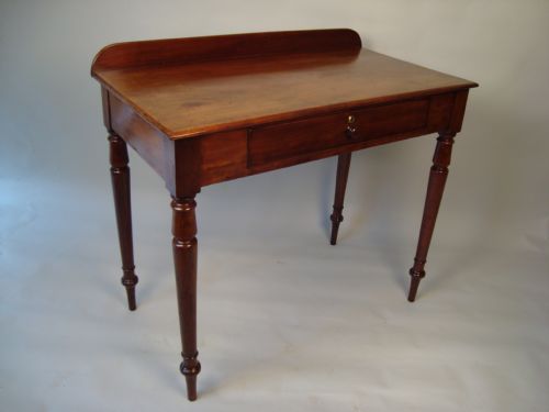 AN ELEGANT VICTORIAN MAHOGANY WRITINGSIDE TABLE - ADDITIONAL PHOTO 1