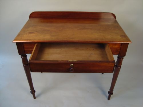 AN ELEGANT VICTORIAN MAHOGANY WRITINGSIDE TABLE - ADDITIONAL PHOTO 2