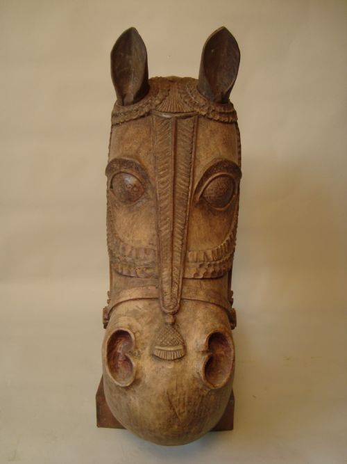 A VERY RARE AND IMPRESSIVE LARGE MOUNTED HORSES HEAD CIRCA 1860 - ADDITIONAL PHOTO 1