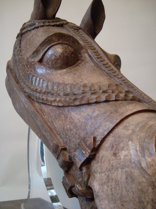 A VERY RARE AND IMPRESSIVE LARGE MOUNTED HORSES HEAD CIRCA 1860 - ADDITIONAL PHOTO 2